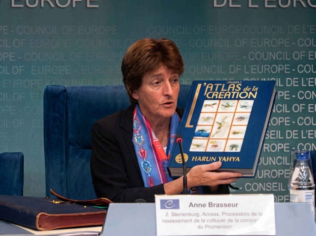 Anne Brasseur Yaratılış Atlasını Gösteriyor